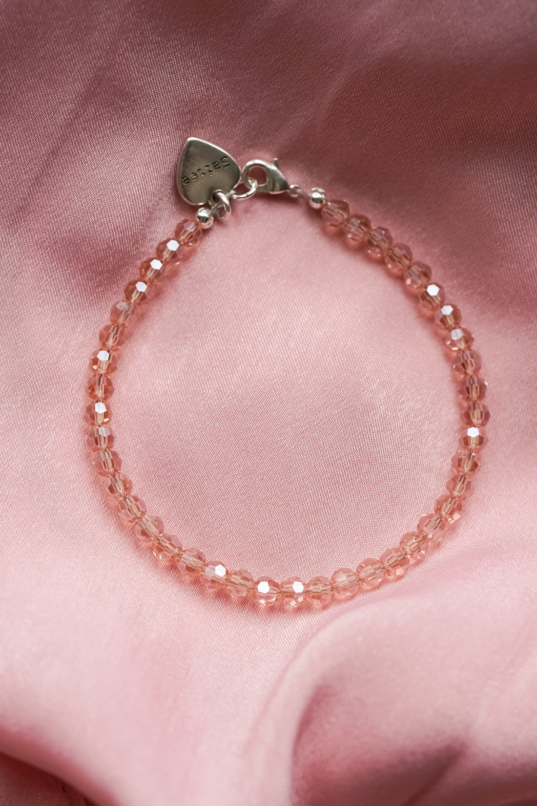 glimmend roze kralenarmbandje met hartjes bedel