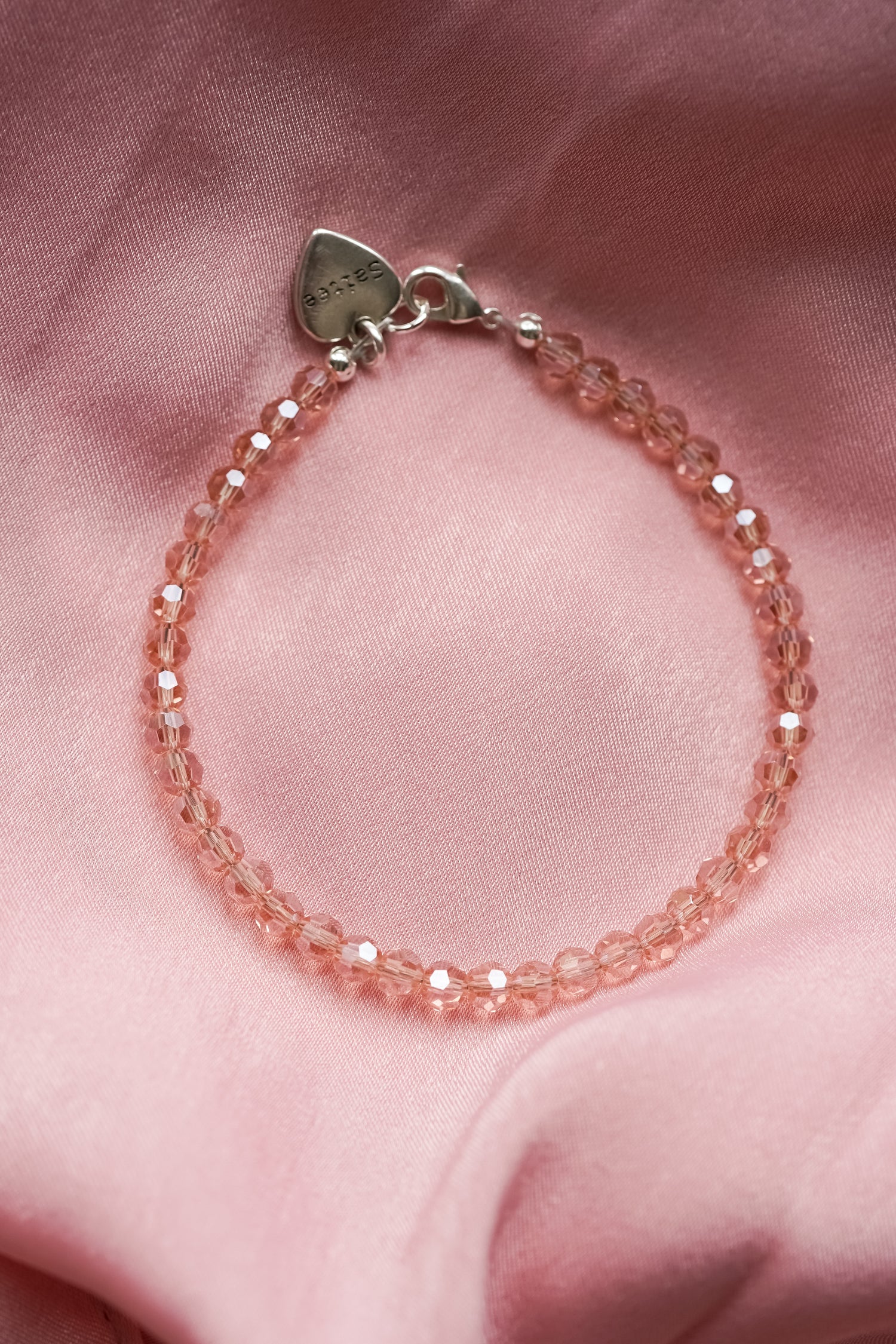 glimmend roze kralenarmbandje met hartjes bedel