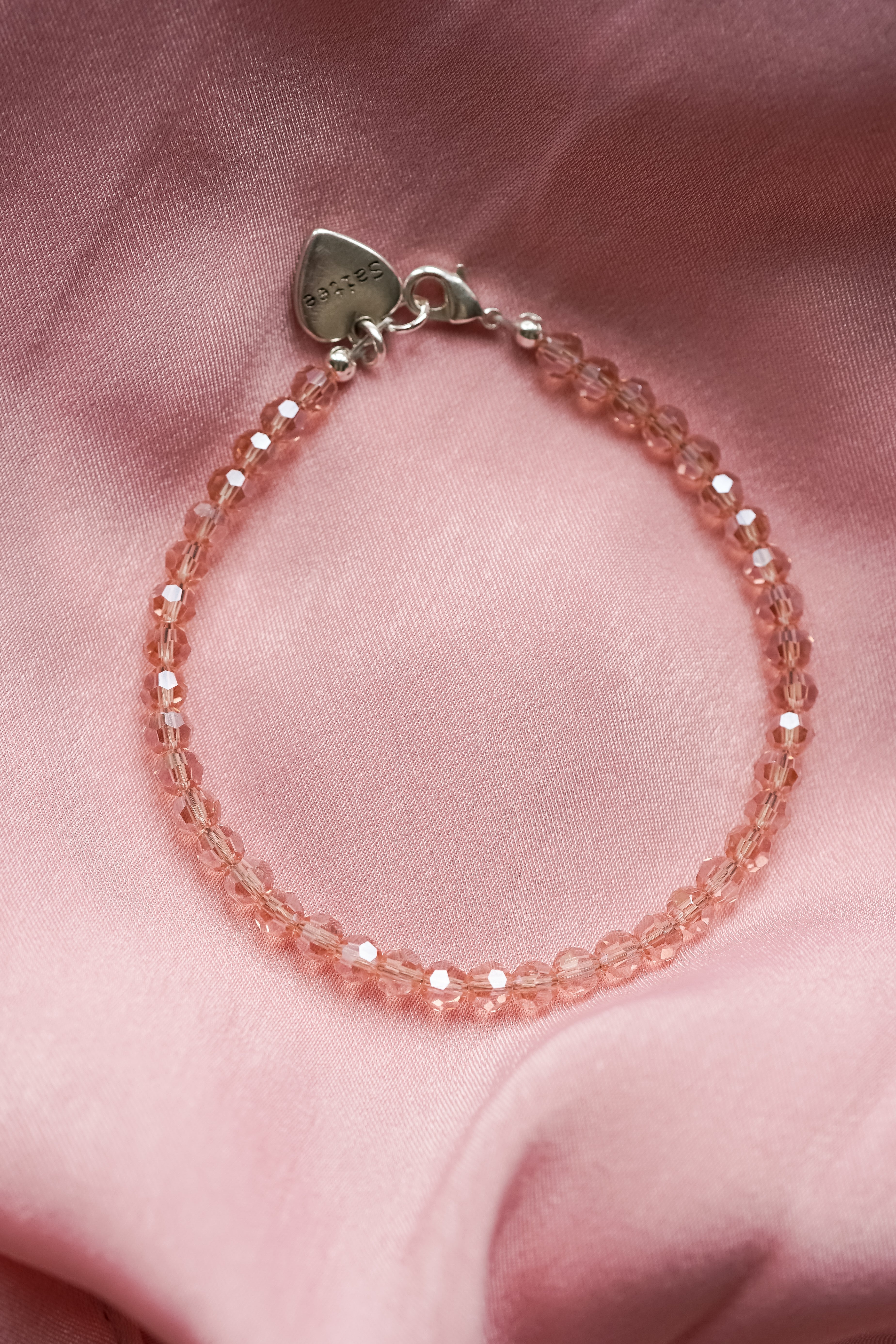 glimmend roze kralenarmbandje met hartjes bedel