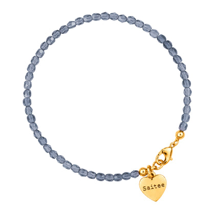 denimblauw fijn kralen armbandje met goud slotje en hartjes bedel