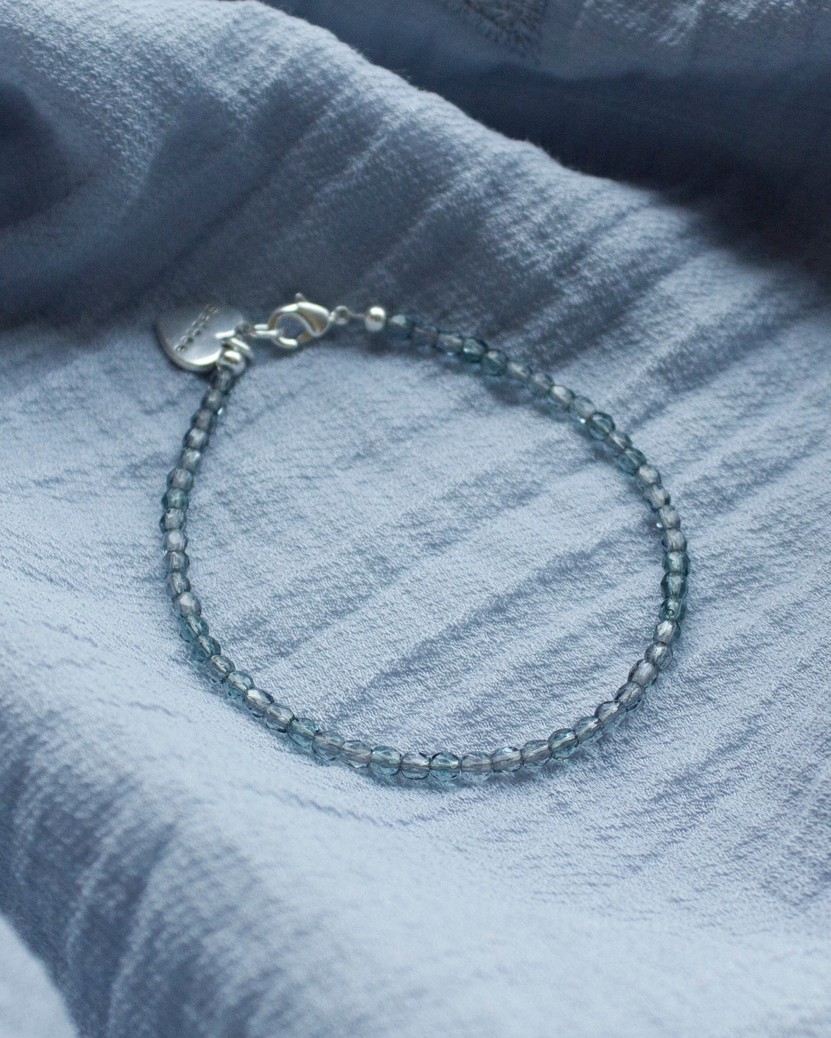 denimblauw kralenarmbandje met hartjesbedel