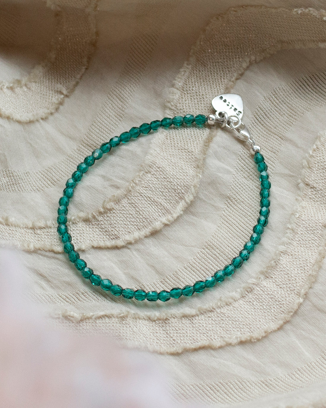 fijn groen kralenarmbandje met hartjesbedel