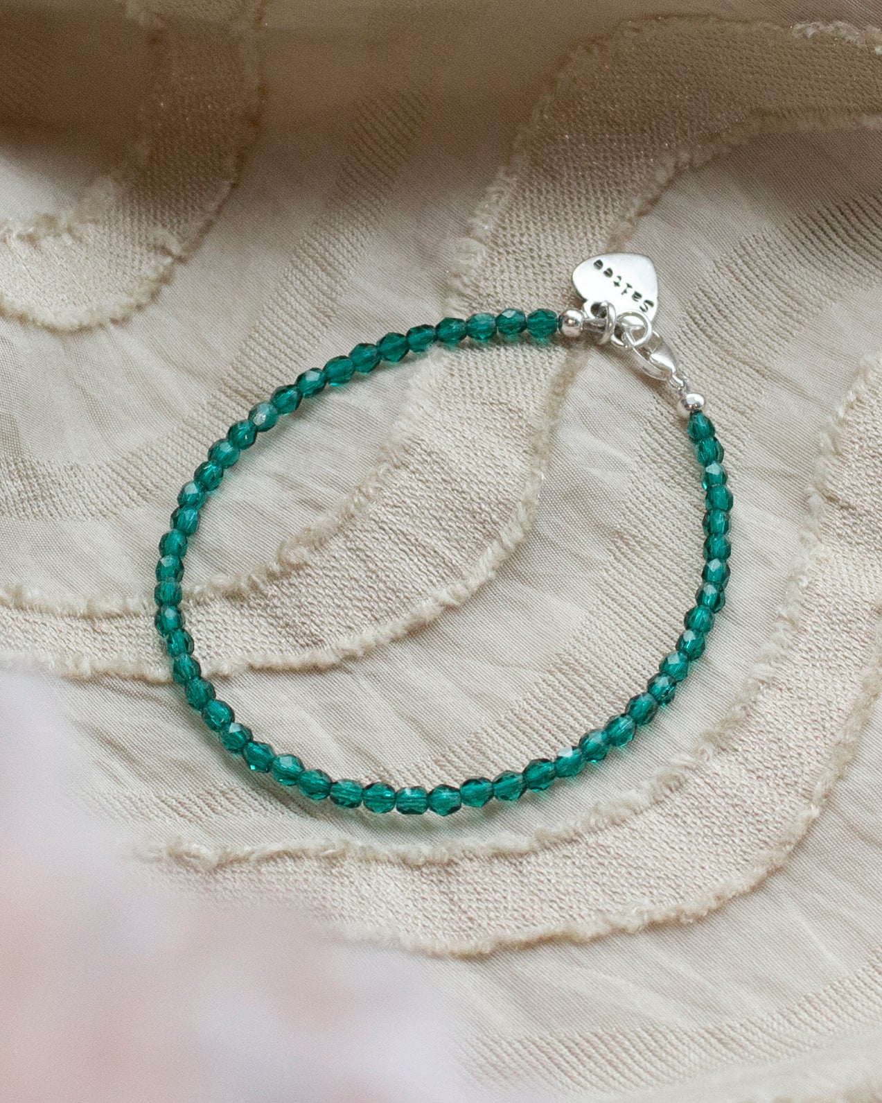 fijn groen kralenarmbandje met hartjesbedel