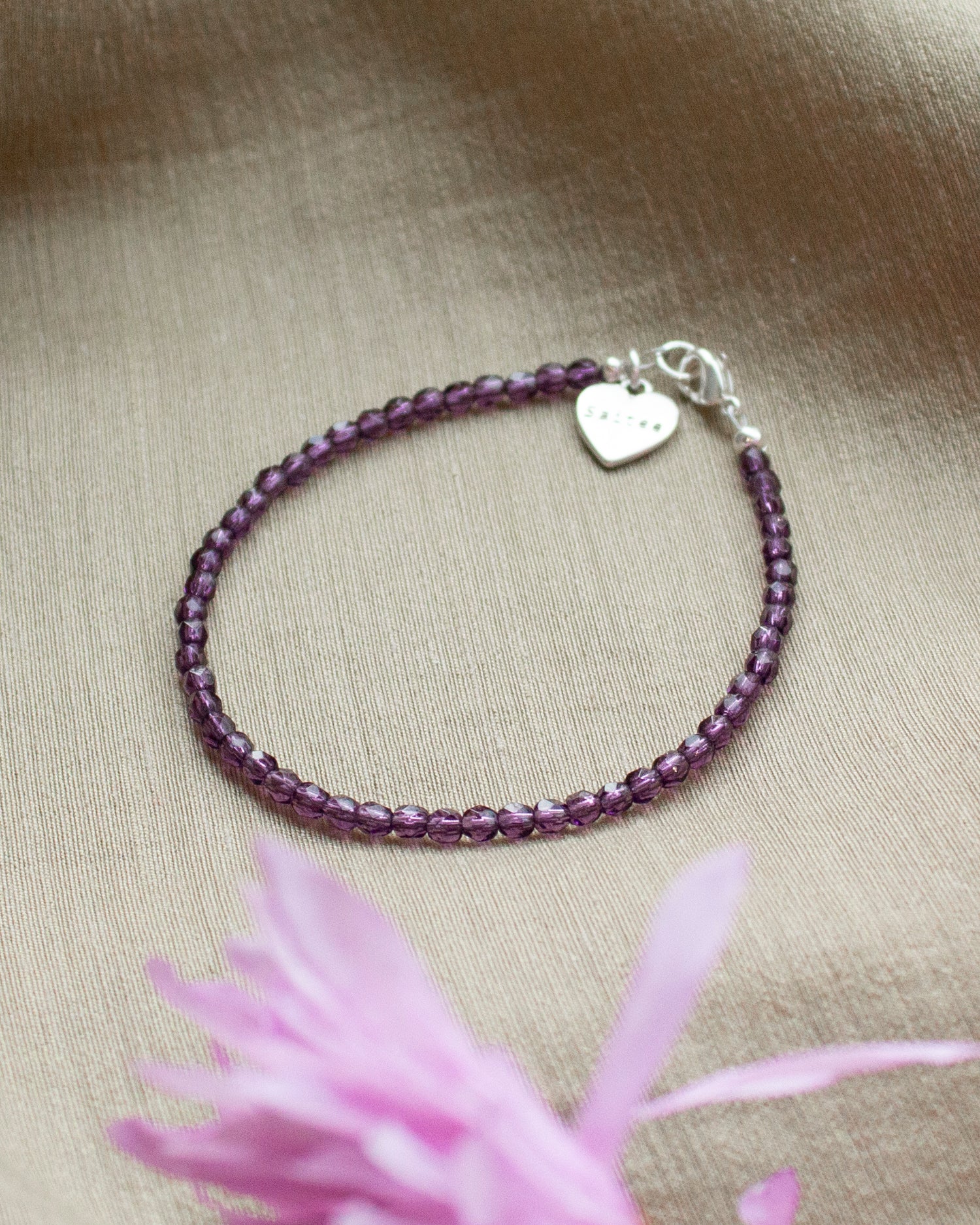 paars kralenarmbandje met hartjesbedel