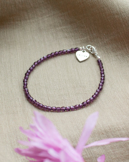 paars kralenarmbandje met hartjesbedel