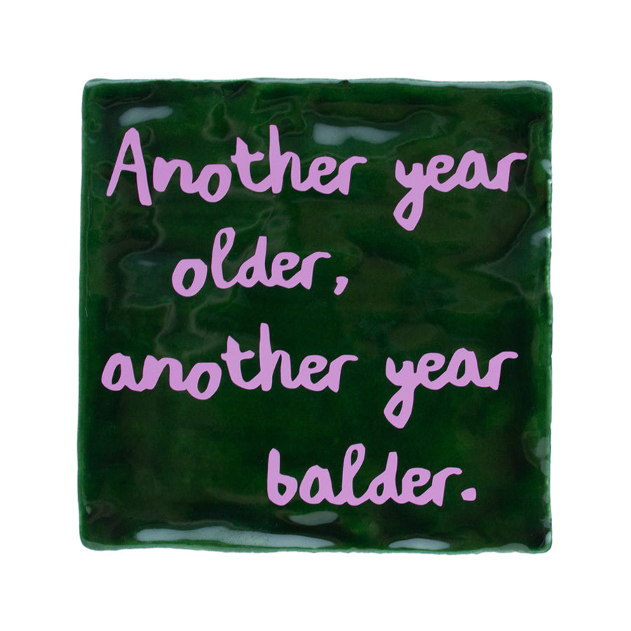 groene tegel met lila tekst another year older another year balder