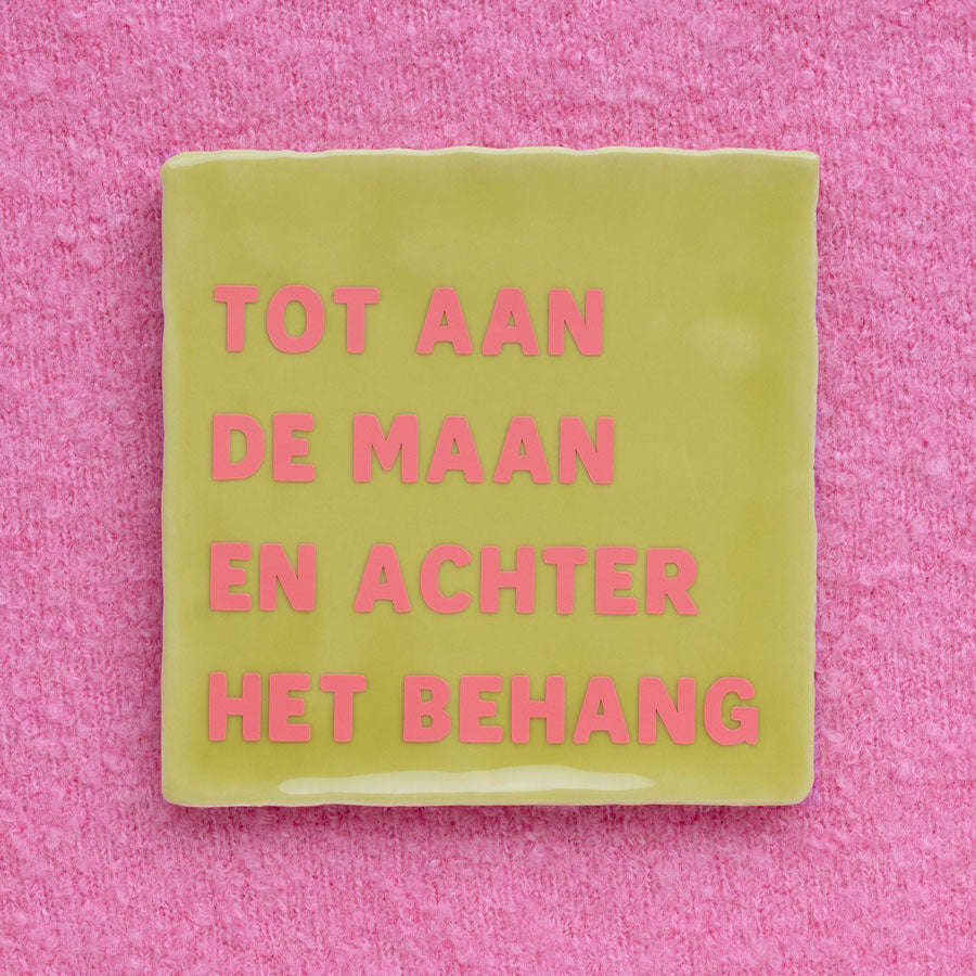 quote tegel tot aan de maan en achter het behang geel met koraal roze letters