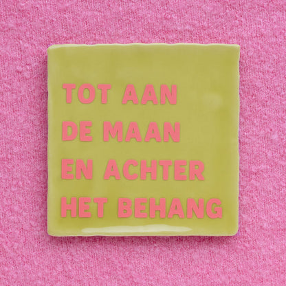 quote tegel tot aan de maan en achter het behang geel met koraal roze letters