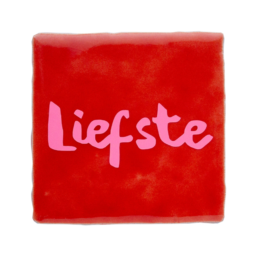 rode tegel met roze letters tekst liefste