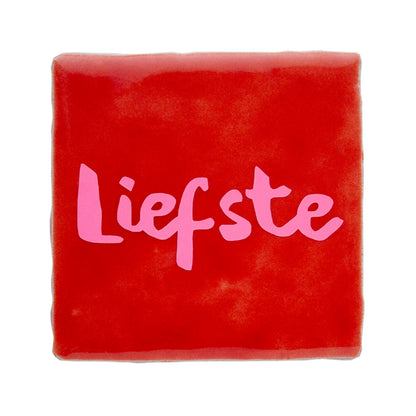 rode tegel met roze letters tekst liefste