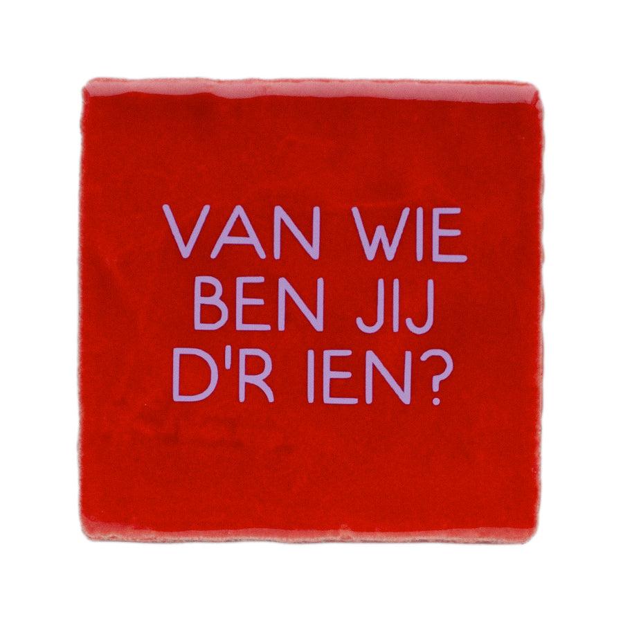 knalrode tegel met west-friese tekst van wie ben jij d&