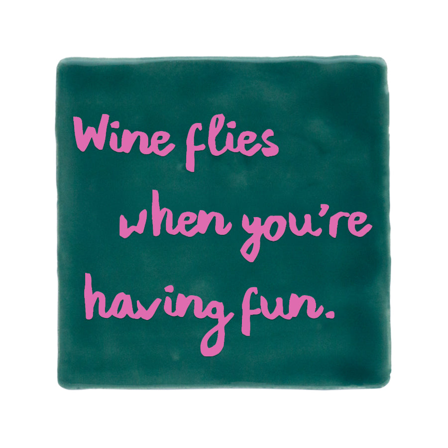 quote tegel met tekst wine flies when you&
