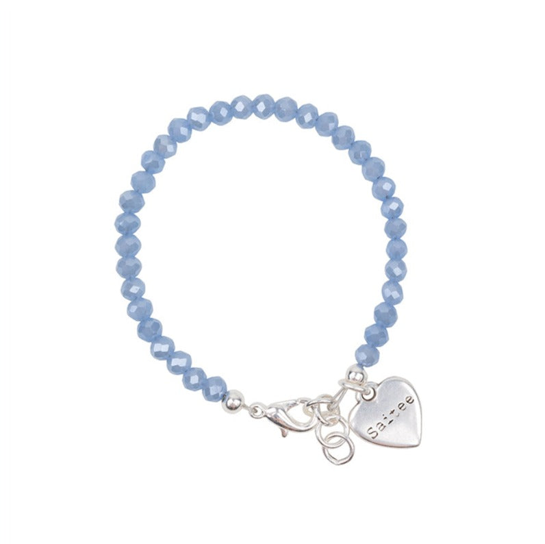 zachtblauw kinderarmbandje gemaakt van glanzende kralen met hartje