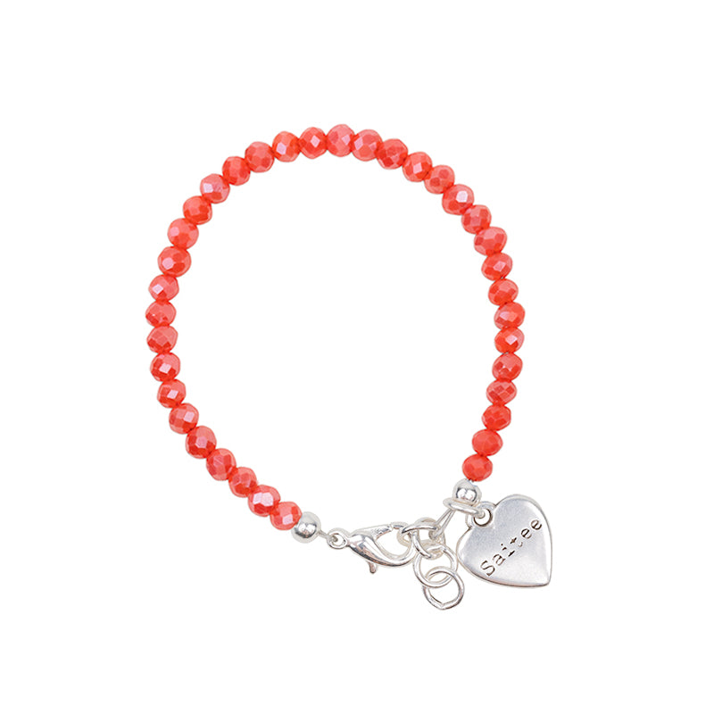oranje koraal kinderarmbandje gemaakt van glanzende kralen met hartje