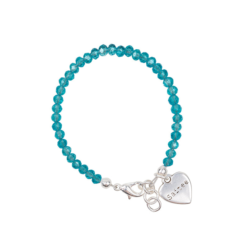 turquoise blauwgroen kinderarmbandje gemaakt van glanzende kralen met hartje
