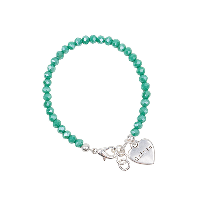 jadegroen kinderarmbandje gemaakt van glanzende kralen met hartje