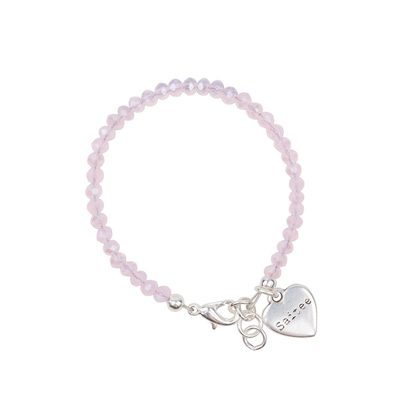 zachtroze kinderarmbandje gemaakt van glanzende kralen met hartje