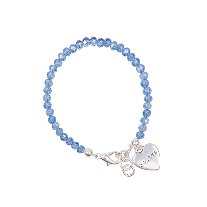 blauw kinderarmbandje gemaakt van glanzende kralen met hartje