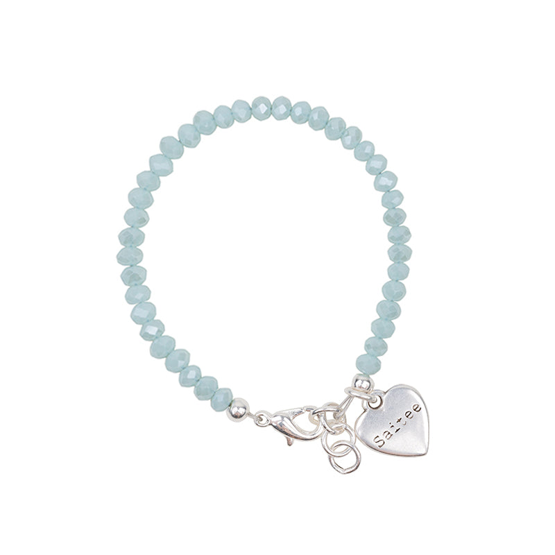 mintgroen kinderarmbandje gemaakt van glanzende kralen met hartje